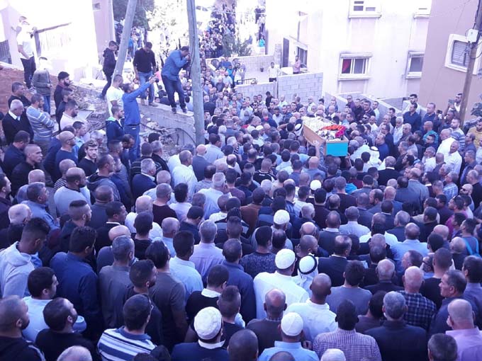 جماهير غفيرة تشيع جثمان المرحوم عبد الحكيم مفيد